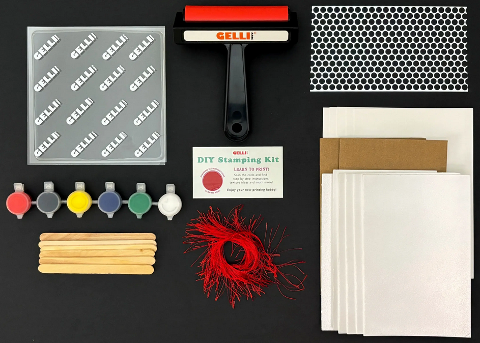 Volledige inhoud van de set: Gelli Plate, roller, verf, foam vellen, cardstock en textuurmaterialen.