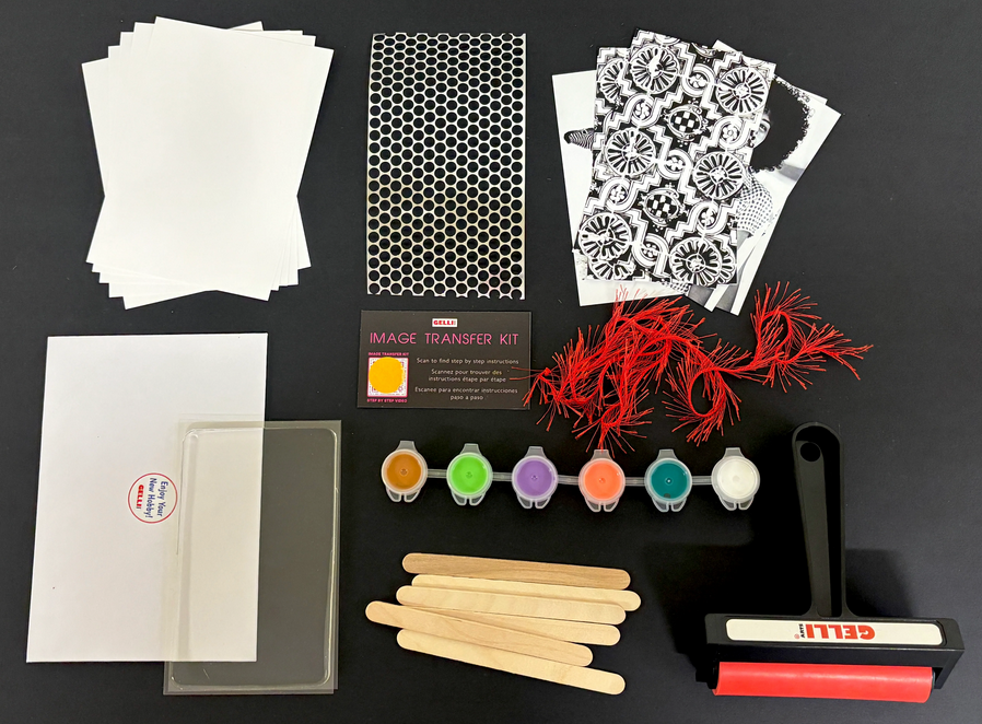 Een compleet overzicht van alle materialen in de set: de Gelli Plate, roller, verf, testafbeeldingen en textuurmaterialen. 8500