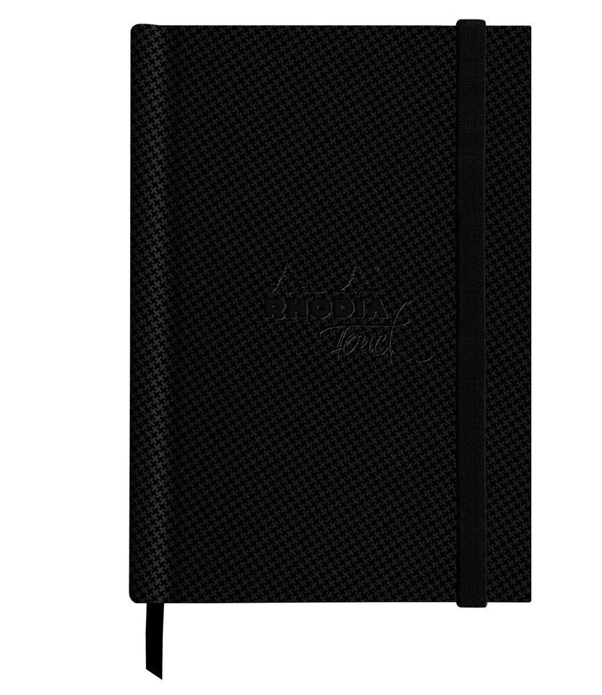Een schone productrender van het gesloten Rhodia Touch zwarte getextureerde hardcover accordeon schetsboek, met de zwarte elast