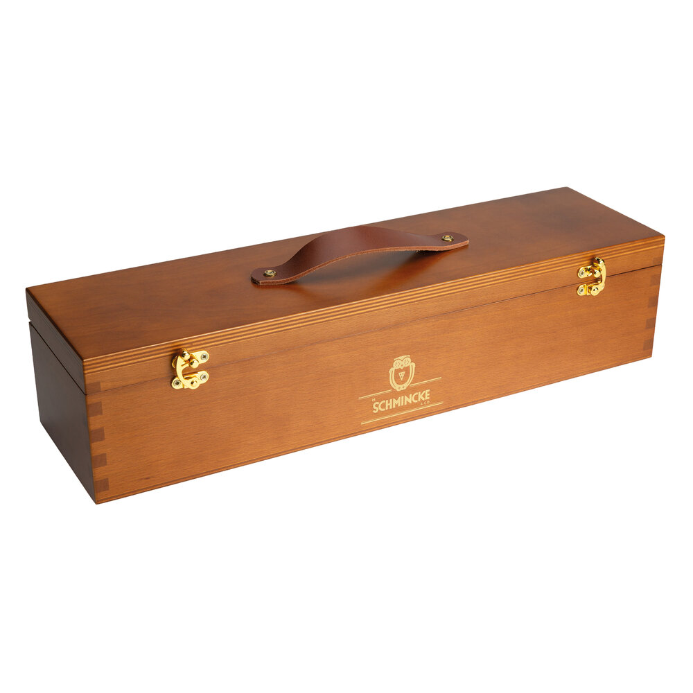 Luxe, gesloten walnotenhouten kist voor 48 Schmincke soft pastels, met een robuust lederen handvat, messing sluitingen en het g
