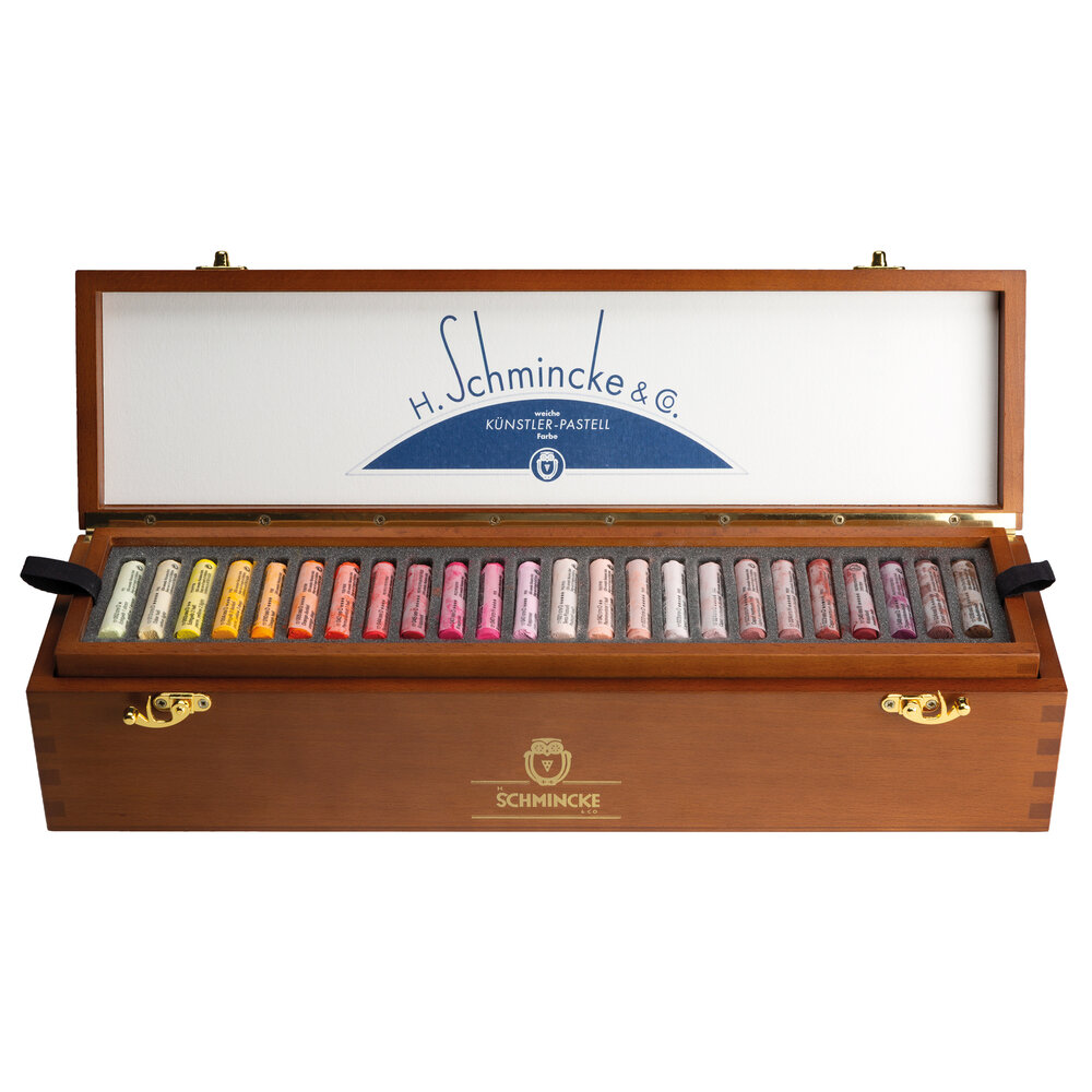 Geopende luxe houten kist met 48 Schmincke soft pastels, frontaal aanzicht. De pastelkrijtjes liggen strak gesorteerd in de bov