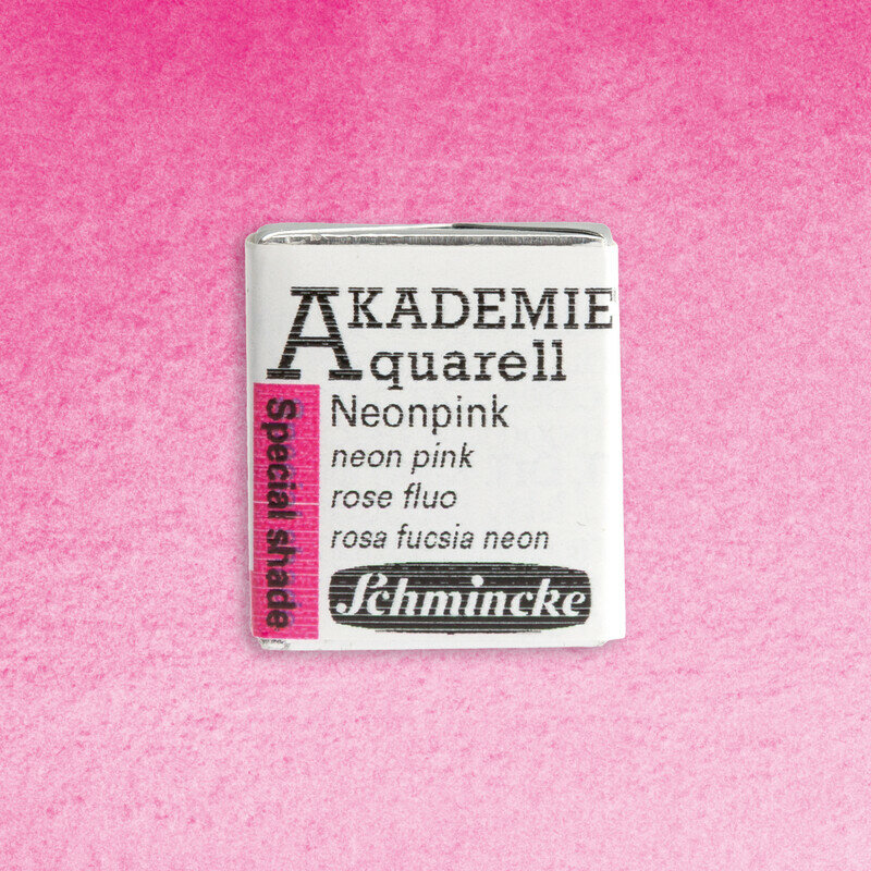 Bovenaanzicht van een in wikkel verpakt Schmincke AKADEMIE 1/2 napje aquarelverf. Het witte etiket vermeldt 'Neonpink / 