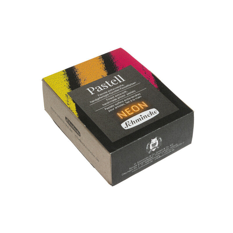 Hoekaanzicht van een gesloten, compact kartonnen Schmincke doosje voor zachte pastels. Toont de zijkant met het Schmincke-logo 