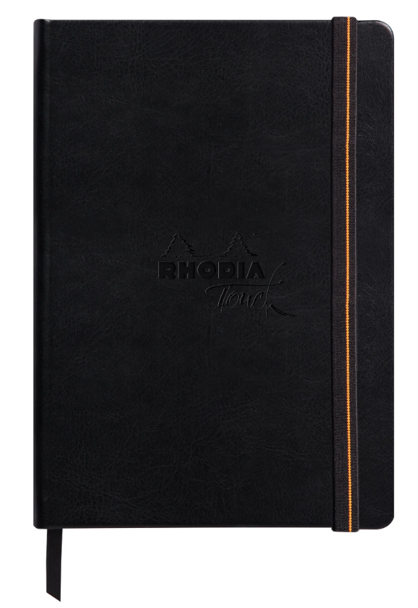 Gesloten A5 Rhodia Touch Mixed Media hardcover schetsboek in zwart canvas met elastieksluiting.