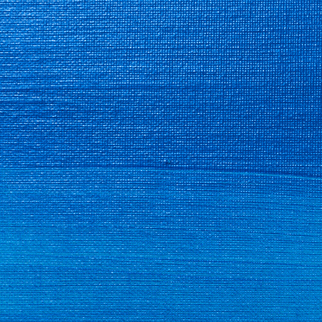 Een close-up macro-opname van een vlakke, Metallicblauwe (834) verftextuur op canvas of paneel. De afbeelding laat de fijne, ho