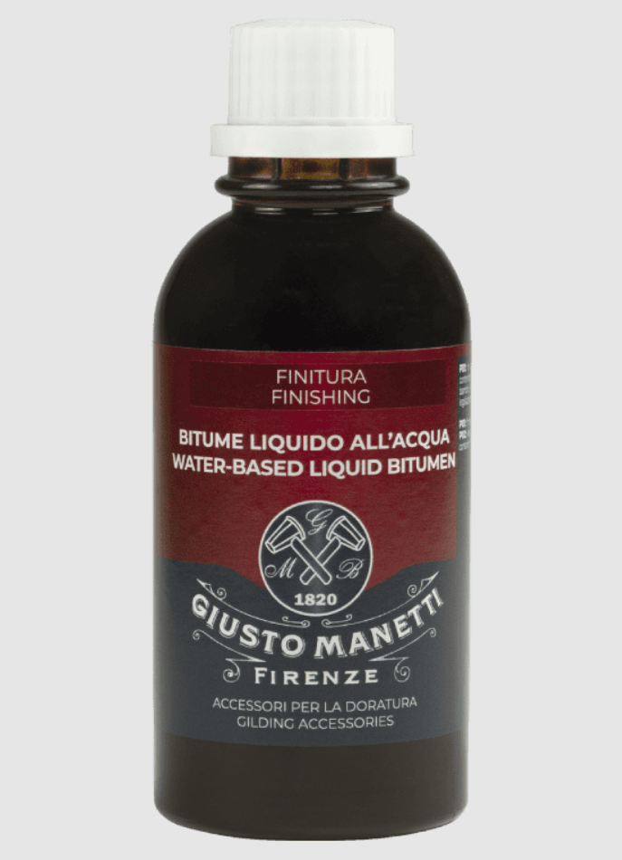 Een donkere kunststof fles (125 ml) Giusto Manetti vloeibaar bitumen op waterbasis met een witte, geribbelde draaidop. Het etik