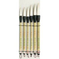 Zesdelige Chinese penselenset van bamboe en geitenhaar voor kalligrafie en sumi-e, verticaal gepresenteerd.