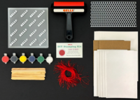 Volledige inhoud van de set: Gelli Plate, roller, verf, foam vellen, cardstock en textuurmaterialen.