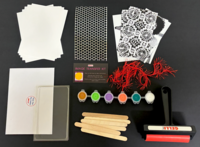 Een compleet overzicht van alle materialen in de set: de Gelli Plate, roller, verf, testafbeeldingen en textuurmaterialen. 8500
