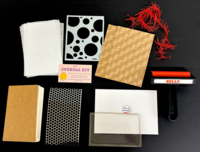 Alles in &eacute;&eacute;n overzicht: de drukplaat, roller, het mini journal, stencils en diverse textuurmaterialen. 850032668095