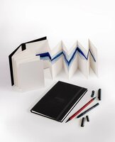Een openstaande, gevouwen Rhodia Touch accordeon (leporello) aquarelschetsboek met een doorlopende blauwe aquarelschets op de p