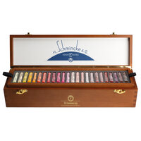 Geopende luxe houten kist met 48 Schmincke soft pastels, frontaal aanzicht. De pastelkrijtjes liggen strak gesorteerd in de bov