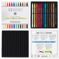 Compleet overzicht van de Sennelier Introductory Set: verpakking voorkant, gevulde inlay met 12 hele pastelstiften, extra lege 