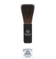 Een plat Giusto Manetti verguldings penseel (goud-oplegger) van 2 cm breed op een witte achtergrond. Het penseel heeft een bred