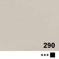 Vierkante kleurstaal in een effen, matte, warme donkere zandkleurige tint met een zeer lichte verftextuur. Rechtsonder staat in