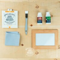 Een overzichtelijke, platte weergave (flatlay) van de complete inhoud van de Giusto Manetti verguld starterkit, netjes uitgesta