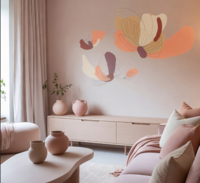 Zacht en uitnodigend interieur met een zachtroze wand. Boven een licht houten dressoir is de Bloom Flow muurschildering aangebr