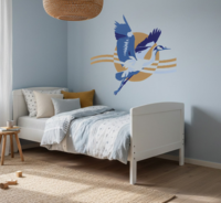Sfeervolle kinderkamer met een lichtblauwe wand. Boven het bed is de Crane Rise muurschildering aangebracht in rustgevende blau