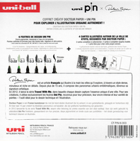Scan van de achterkant van de Uni-ball Pin x Docteur Paper Kyoto verpakking. Bevat informatie over de Franse kunstenaar Docteur