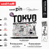 Scan van de voorkant van de Uni-ball Pin x Docteur Paper Tokyo creatieve box. Witte verpakking met strakke zwarte letters &amp;#039