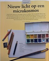 Binnenkijker in het magazine bij een artikel over korstmossen. Op de achtergrond liggen diverse teken- en schildermaterialen, z