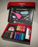 De opengeklapte Amsterdam Create Set met daarin 12 kleine tubes acrylkleuren, een grote tube Titaanwit en een pot modeling past