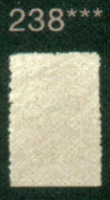 Een rechthoekig grijsgroen ingekleurd vlak dat de tint Leigroen (238) van het Polychromos potlood toont, met daarboven drie ste