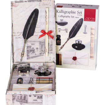 Luxe 3-delige AMI kalligrafie geschenkset met witte ganzenveer, inktpotje en keramische houder in geschenkverpakking.
