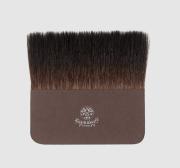 Een zeer breed en plat Giusto Manetti verguldings penseel (goud-oplegger) van 10 cm breed op een lichte achtergrond. Het pensee