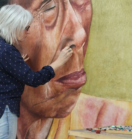 Docent Fenneke Goutbeek aan het werk aan een groot pastelkunstwerk tijdens de Pastel Workshop bij Kunstburg.