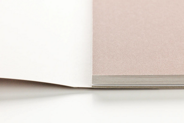 Zijaanzicht van de 12 vellen in het verlijmde Pastelmat No 8 pastel papier blok. 96013C 3329680960136