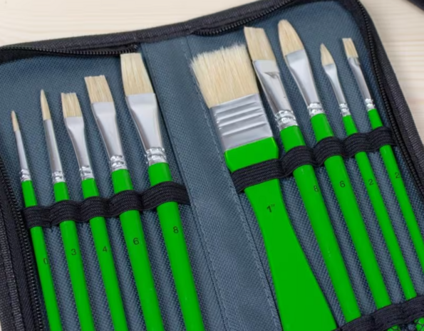 Close-up van het geopende donkergrijze Kangaro etui. De 10 groene penselen in verschillende diktes en vormen (rond, plat, katte