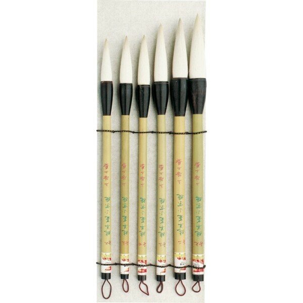 Zesdelige Chinese penselenset van bamboe en geitenhaar voor kalligrafie en sumi-e, verticaal gepresenteerd.