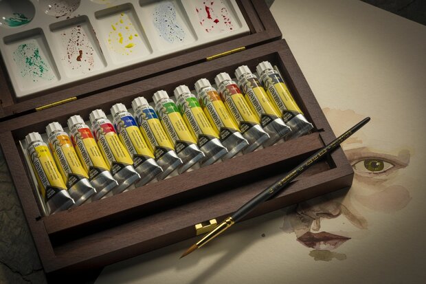 Sfeerbeeld en inhoud van set: 12 x 10 ml tubes + accessoires luxe houten kist Rembrandt Professionele Aquarelverf