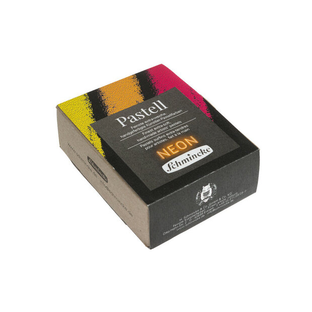 Hoekaanzicht van een gesloten, compact kartonnen Schmincke doosje voor zachte pastels. Toont de zijkant met het Schmincke-logo 