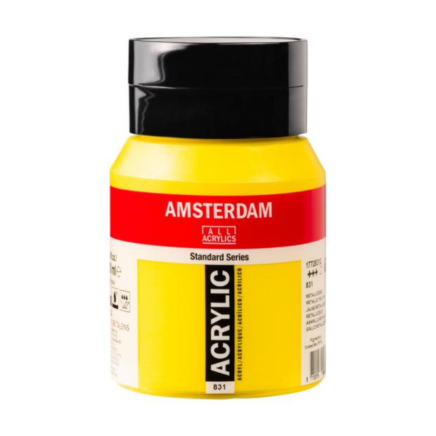 Een vrijstaande, frontale studiofoto van de Amsterdam Standard Series 500ml verfpot met de kleur Metallicgeel (831). De pot hee
