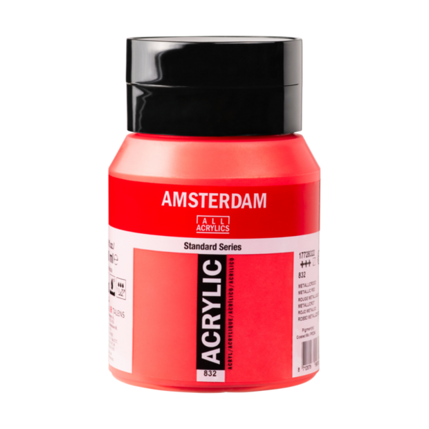 Een vrijstaande, frontale studiofoto van de Amsterdam Standard Series 500ml verfpot met de kleur Metallicrood (832). De pot hee