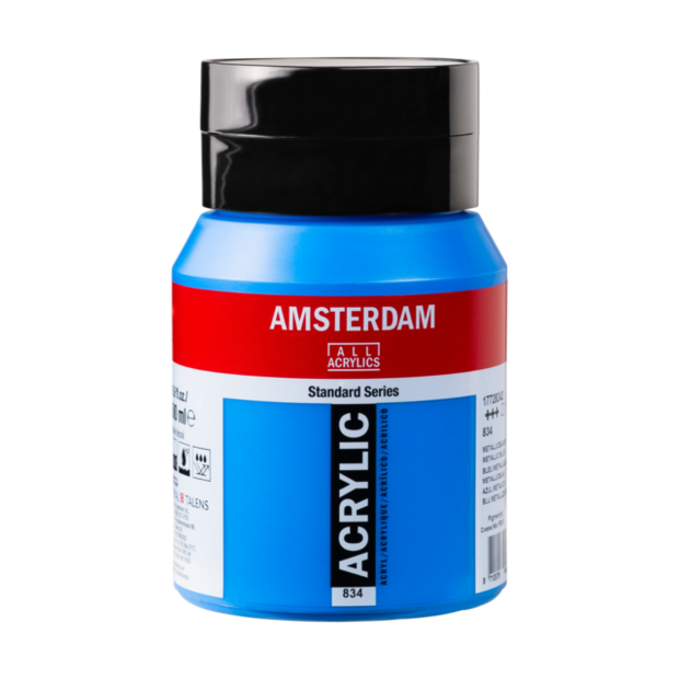 Een vrijstaande, frontale studiofoto van de Amsterdam Standard Series 500ml verfpot met de kleur Metallicblauw (834). De pot he