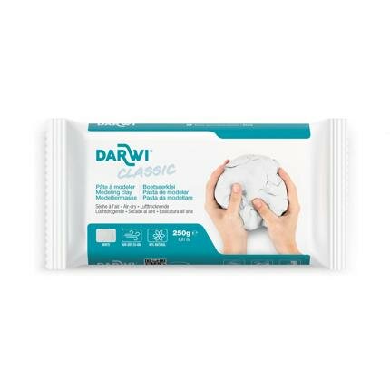 Kunststof verpakking van 250 gram Darwi Classic witte, zelfhardende boetseerklei. Op de wikkel staan twee handen die de klei kn