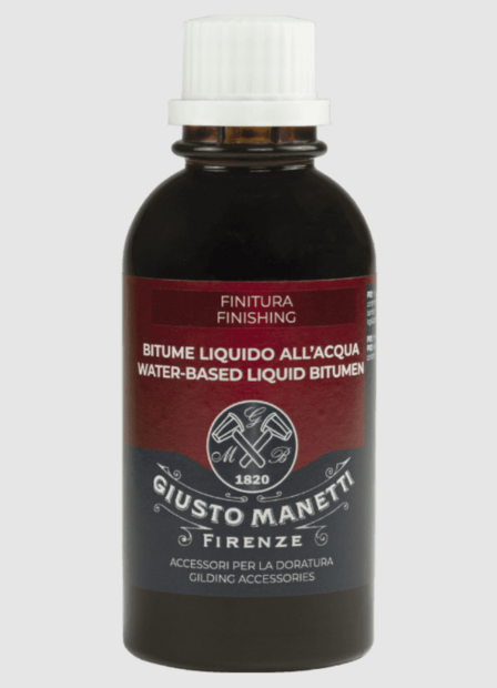 Een donkere kunststof fles (125 ml) Giusto Manetti vloeibaar bitumen op waterbasis met een witte, geribbelde draaidop. Het etik