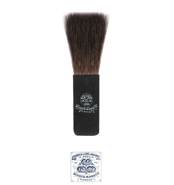 Een plat Giusto Manetti verguldings penseel (goud-oplegger) van 2 cm breed op een witte achtergrond. Het penseel heeft een bred