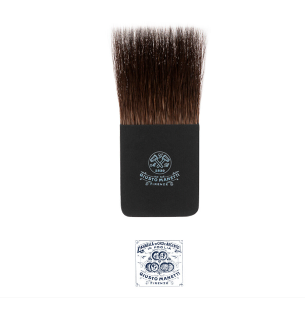 Een plat Giusto Manetti verguldings penseel (goud-oplegger) van 4 cm breed op een witte achtergrond. Het penseel heeft een bred