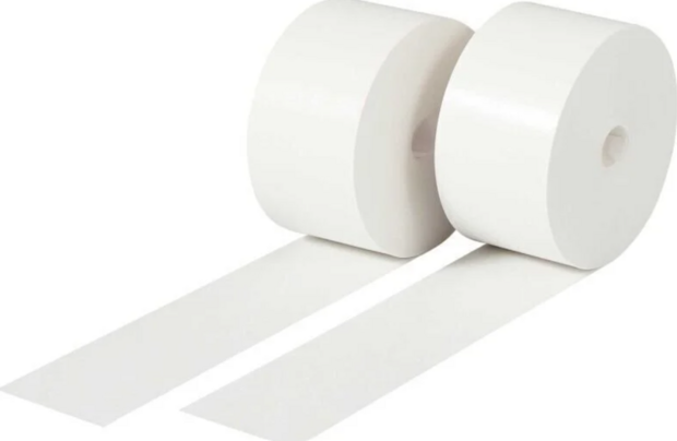wee rollen witte Daler Rowney aquareltape op een witte achtergrond. Beide rollen staan rechtop naast elkaar en zijn aan de onde
