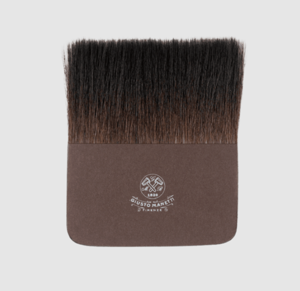 Een breed en plat Giusto Manetti verguldings penseel (goud-oplegger) van 8 cm breed op een lichte achtergrond. Het penseel heef